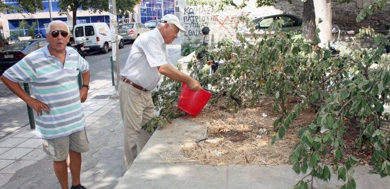  Οι συνταξιούχοι ποτίζουν τα ξεραμένα δέντρα στην αυλή του ΕΥΚ!