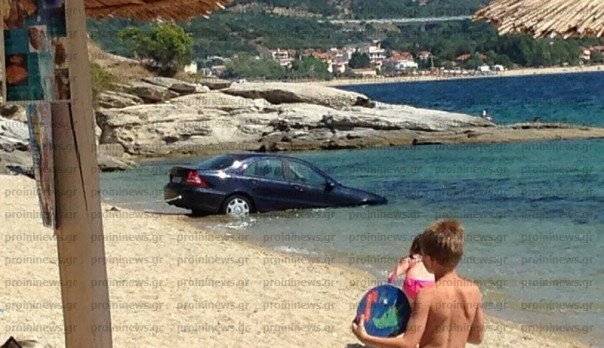  Ξέχασε να τραβήξει χειρόφρενο και το αυτοκίνητο κατέληξε στην θάλασσα !!!
