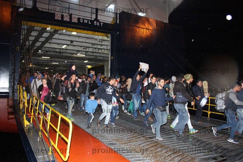  Δύο πλοία έφεραν πρόσφυγες