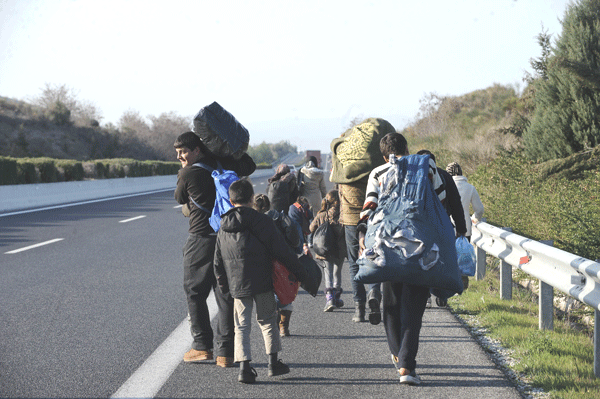  Πρόσφυγες περπατούσαν στην εθνική οδό Θεσσαλονίκης-Καβάλας