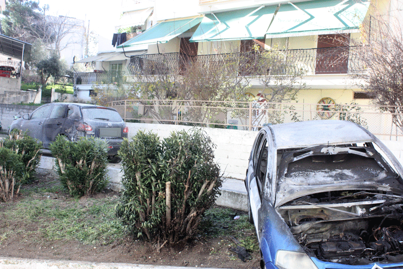  Κάηκαν δύο αυτοκίνητα στις Εργατικές κατοικίες στον Προφήτη Ηλία (Φωτογραφία)