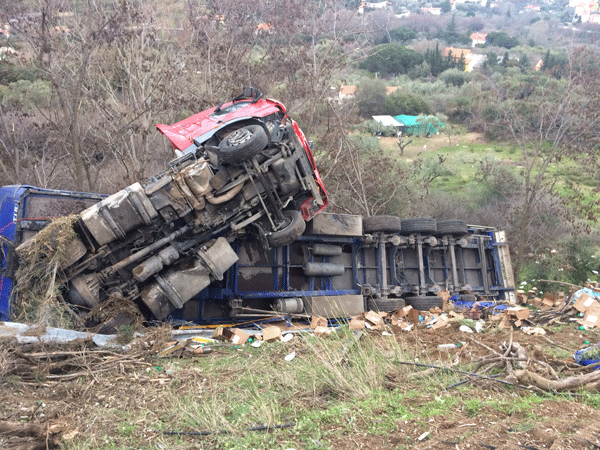  Φορτηγό σε γκρεμό, προληπτικά στο Νοσοκομείο ο Τούρκος οδηγός (φωτογραφίες)