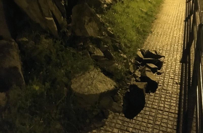 Κατολίσθηση βράχων σε πεζοδρόμιο στο Παληό