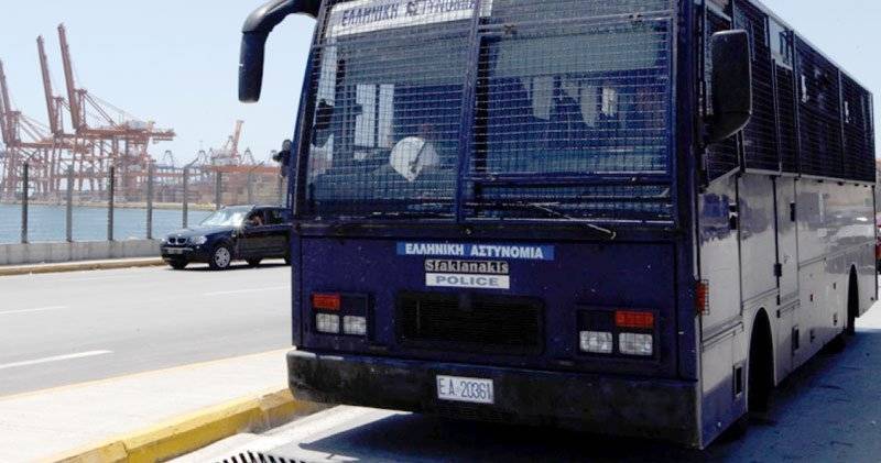  Λεωφορείο που μετέφερε άνρες των ΜΑΤ απο Θεσ/νίκη με προορισμό την Καβάλα ξέμεινε στην εθνική οδό !