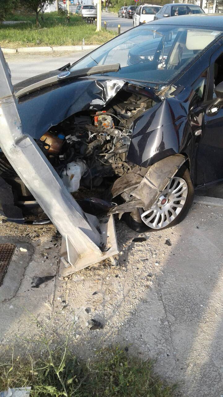  Σύγκρουση επιβατικών αυτοκινήτων στην είσοδο της Ν. Ηρακλείτσας (Φωτογραφίες)