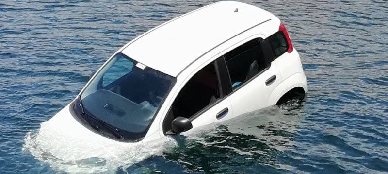  Επιβατικό αυτοκίνητο έπεσε στην θάλασσα στο λιμάνι ! (φωτογραφία)