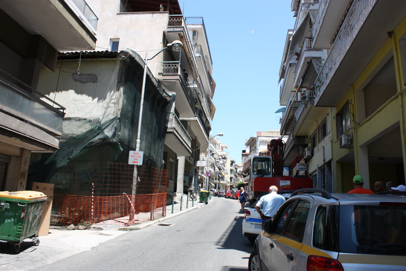  Κατεδαφίζεται ο όροφος της παλιάς κατοικίας στην οδό Ελληνικής Δημοκρατίας