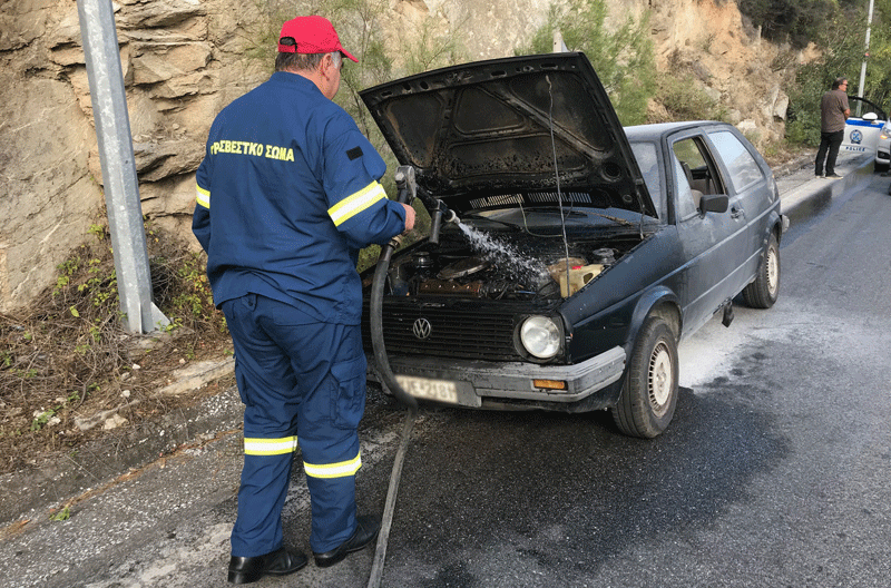  Φωτιά σε αυτοκίνητο στην Καλαμίτσα (φωτογραφίες)
