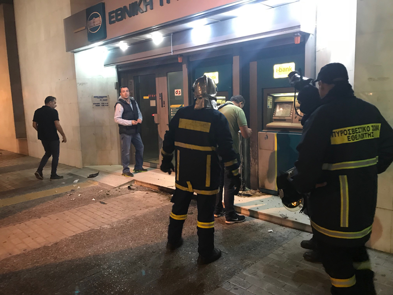  Γκαζάκια στο κατάστημα της Εθνικής τράπεζας – Φωτιά σε κάδο στην οδό Δαγκλή