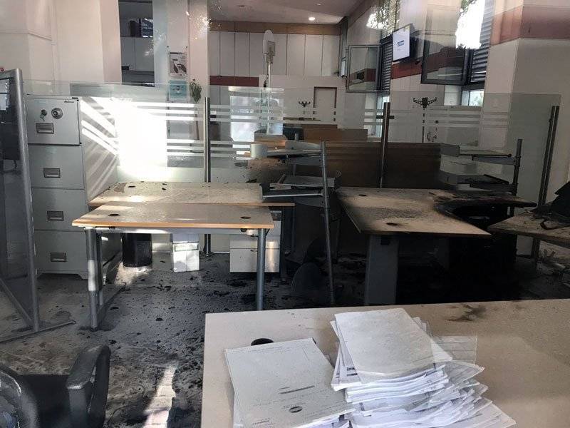  Τυχερή που δεν κάηκε η Εθνική τράπεζα στην κεντρική πλατεία – Κουκουλοφόροι πέταξαν μολότοφ στο εσωτερικό της