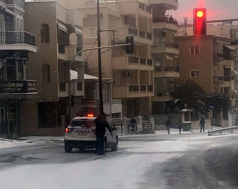  Στους δρόμους της πόλης το μεγάλο πρόβλημα – Άγνωστο πότε θα σταματήσει η χιονόπτωση