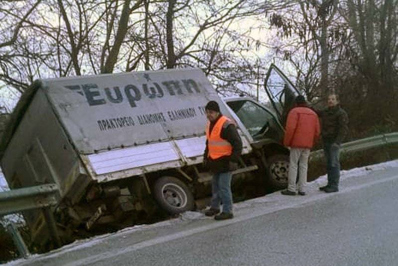  Εκτροπή φορτηγού λόγω ολισθηρότητας του οδοστρώματος στην είσοδο της Ελευθερούπολης (φωτογραφίες)