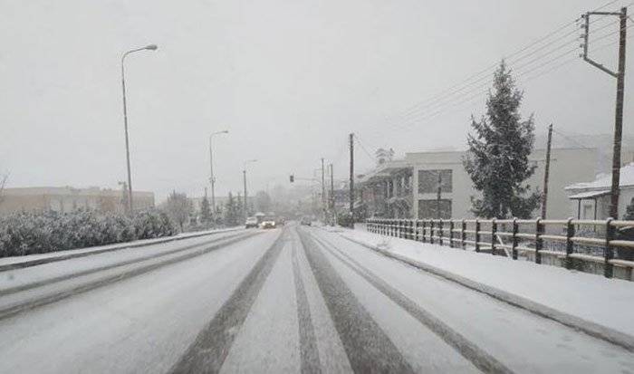  Η έντονη χιονόπτωση δημιουργεί προβλήματα στους δρόμους