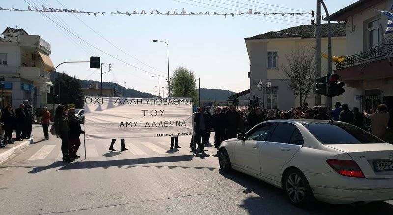  Διαμαρτυρία  των κατοίκων του Αμυγδαλεώνα  με ολιγόλεπτο αποκλεισμό του δρόμου (φωτογραφίες)