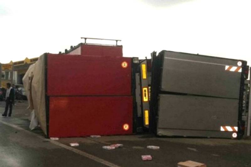  Δύο κοντέϊνερ έπεσαν στο δρόμο από καρότσα φορτηγού (VIDEO)