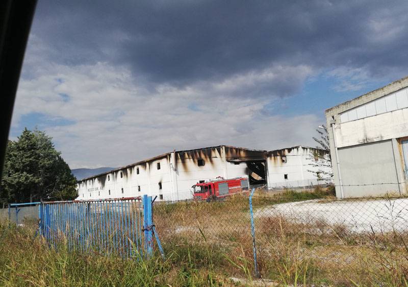  Κατεδαφίζεται η καπναποθήκη που κάηκε στις εγκαταστάσεις Μισσιριάν