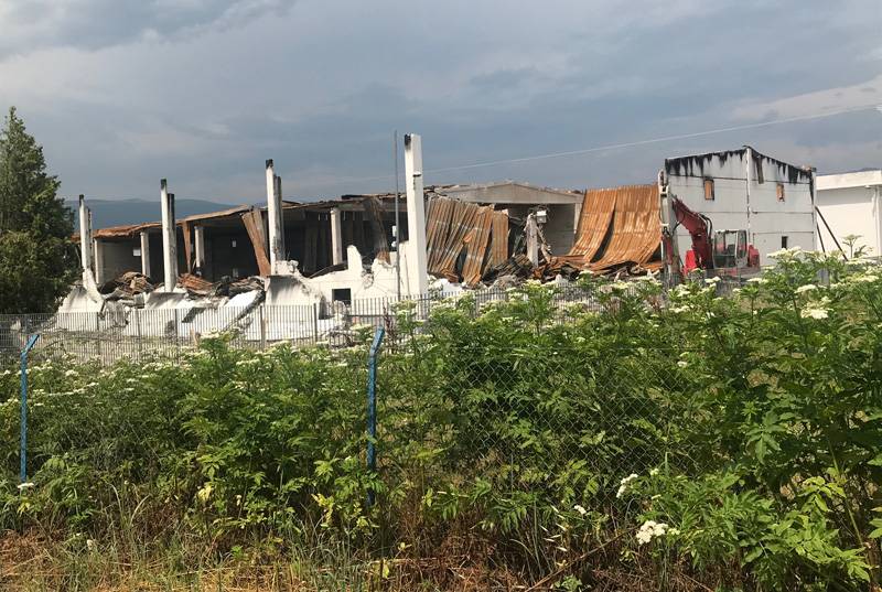  Κατεδαφίστηκε η καμένη αποθήκη καπνών της εταιρίας Μισσιριάν (φωτογραφίες)