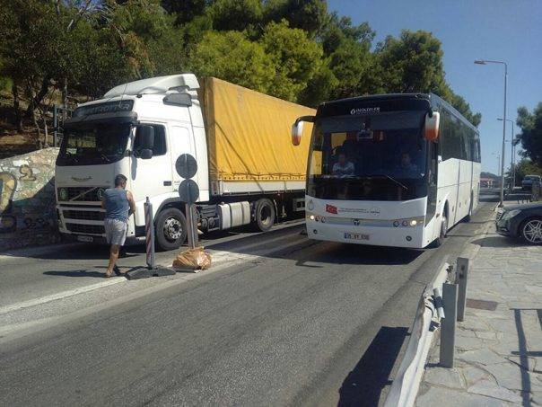  Φορτηγό και λεωφορείο «κόλλησαν» στην οδό Βάσσου