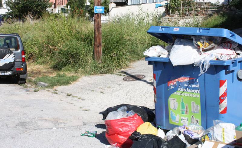  Γεμάτοι μπλε κάδοι λόγω αύξησης των ανακυκλώσιμων απορριμμάτων