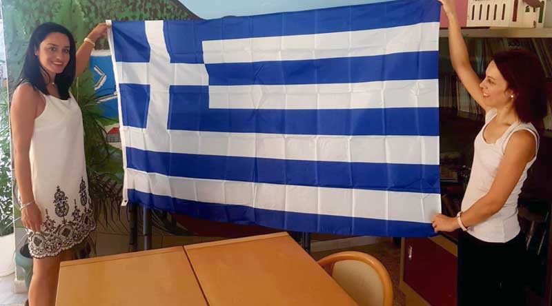  Η διευθύντρια του Λυκείου Λιμένα Θάσου Αρετή Κώτση δώρισε συμβολικά μια ελληνική σημαία για το Λύκειο του νησιού, εκ μέρους της ΕΝΑ