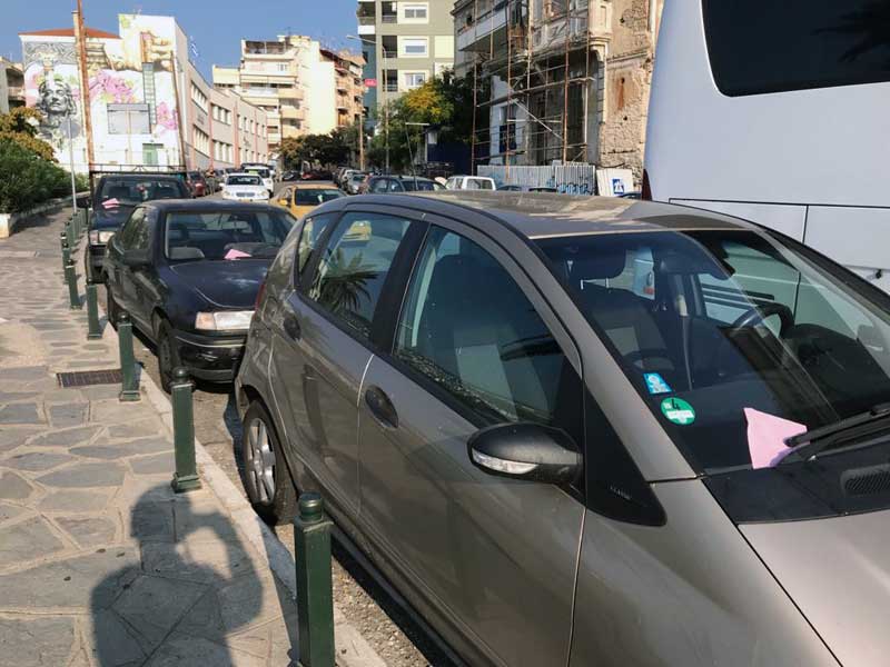  Συχνές κλήσεις σε παράνομα σταθμευμένα αυτοκίνητα πλησίον του Πυθαγόρα