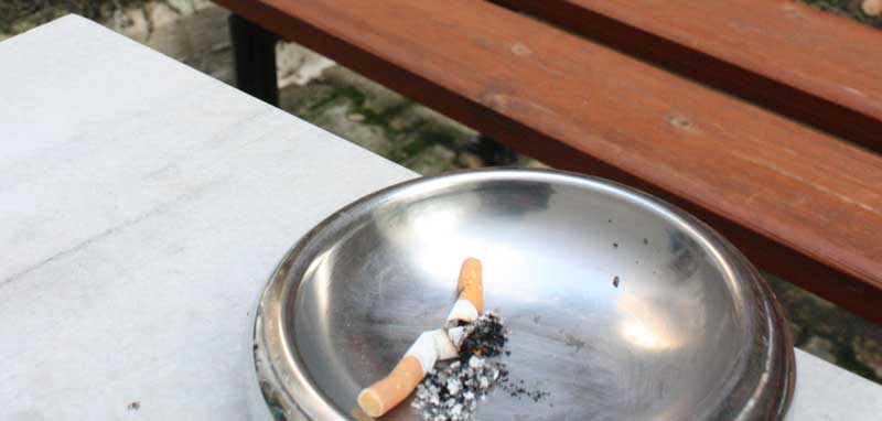  Παραλίγο ξύλο μεταξύ καπνιστών και μη καπνιστών σε καφετέρια της Καβάλας!