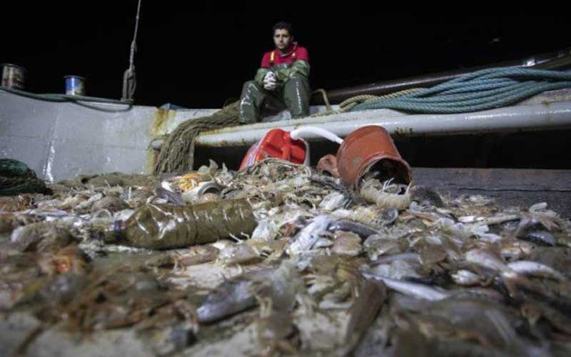  Καβάλα: «Ψάρεψαν» 800 κιλά πλαστικά και τσιμεντόλιθους