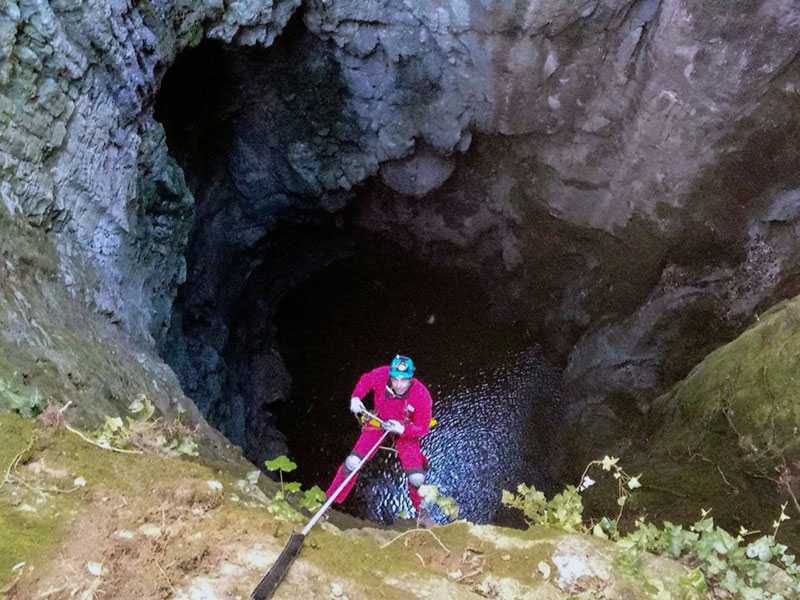  Η Σπηλαιολογική ομάδα του ΣΧΟΚ στο βάραθρο κοντά στο Κοκκινόχωμα