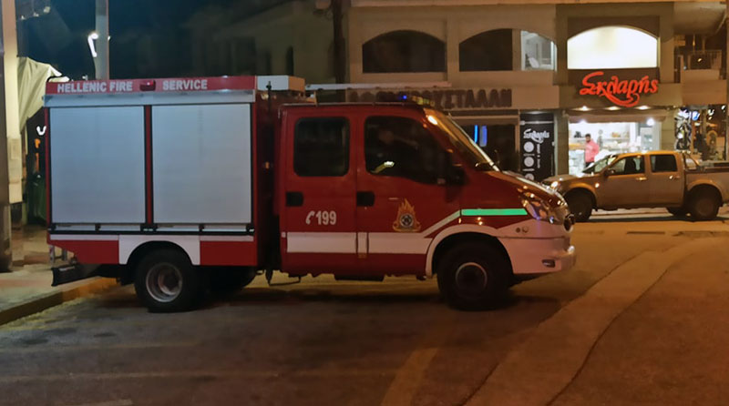  Πυροσβεστικό όχημα στο κέντρο της Ελευθερούπολης  και έλεγχος για την τήρηση της απαγόρευσης από πυροσβέστες