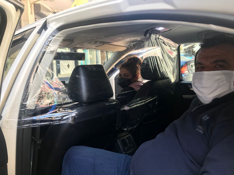  Τζάμια και σελοφάν στα Ταξί για την προστασία από τον κορωνοϊό (φωτογραφίες)