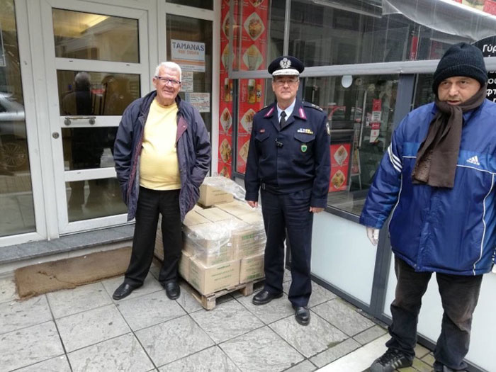  2.000 γάντια στην Αστυνομική Διεύθυνση με την βοήθεια του Νίκου Παναγιωτόπουλου