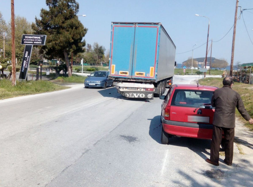  Τροχαίο στον κόμβο της Νέας Ηρακλείτσας : Σταμάτησε νταλίκα στην μέση του δρόμου και έπεσε από πίσω ένα ΙΧ (φωτογραφίες)