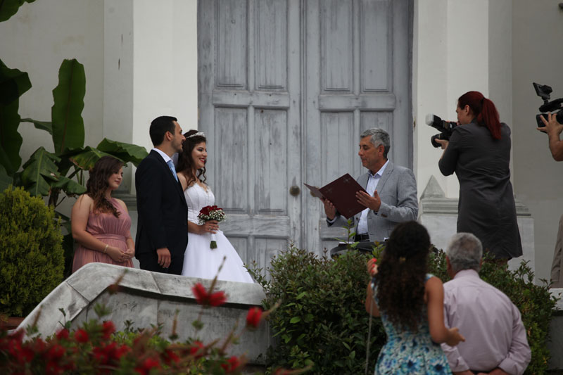  Ξανάρχισαν οι πολιτικοί γάμοι: Στην αυλή του Δημαρχείου, με αποστάσεις και χωρίς αγκαλιές! (φωτογραφίες)