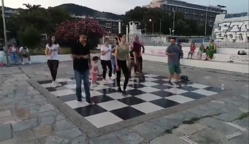  Χορός salsa -με αποστάσεις- στο Πάρκο Φαλήρου λόγω κορωνοϊού (video)