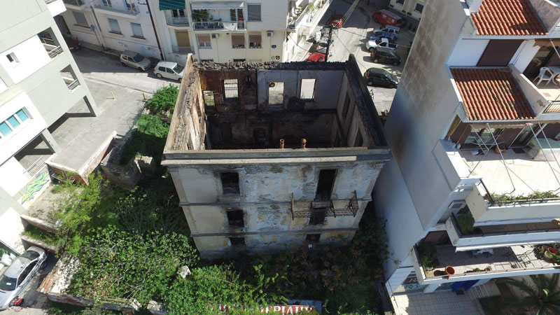  Κατεδαφίζεται το καμένο παλαιό σπίτι κοντά στον κόμβο Φαλήρου