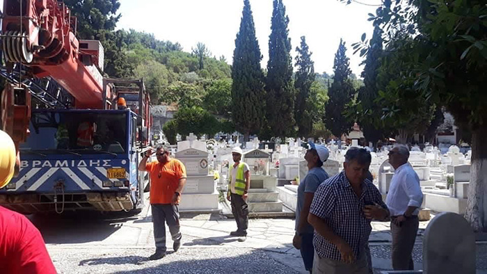  Δήμος Καβάλας: Εργασίες κοπής και απομάκρυνσης των επικίνδυνων δέντρων από το Δημοτικό Κοιμητήριο (φωτογραφίες)