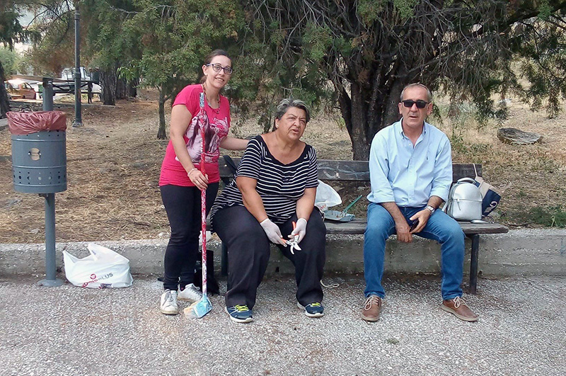  Εθελοντική εργασία πολιτών στη συνοικία της Χωράφας (φωτογραφίες)