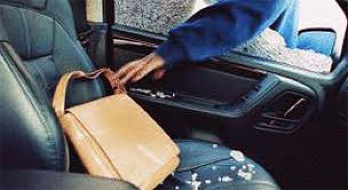  Καβάλα: Έκλεψαν τσάντα από αυτοκίνητο και διέφυγαν