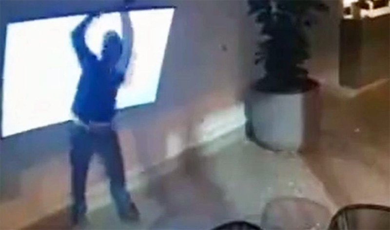  Καβάλα: Έκλεψαν τηλεόραση από κατάστημα αλλά δεν πρόλαβαν να… τη χαρούν