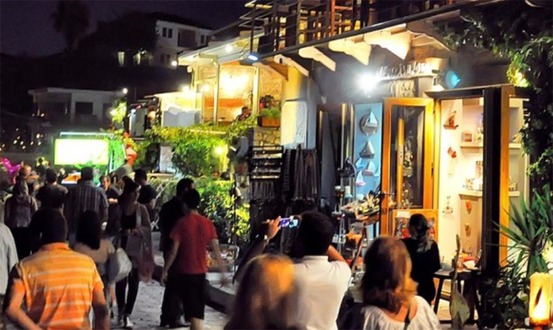  Το νέο ωράριο των μπαρ έβγαλε τους τουρίστες στις πλατείες της Θάσου