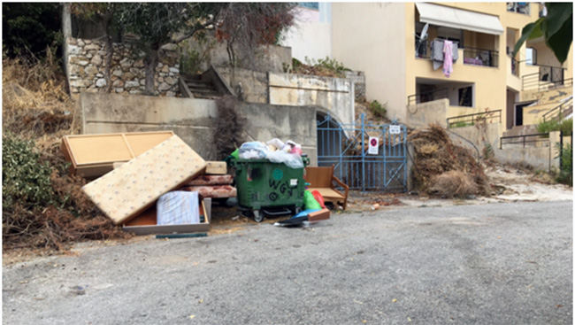  Διαμαρτυρία πολίτη για τα σκουπίδια στην οδό Μοσχονησίων
