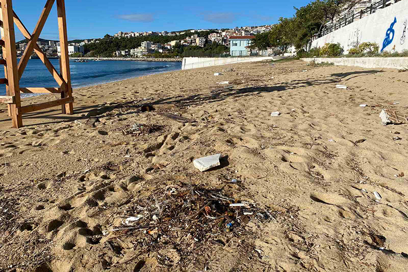  Γέμισε σκουπίδια η παραλία της Ραψάνης