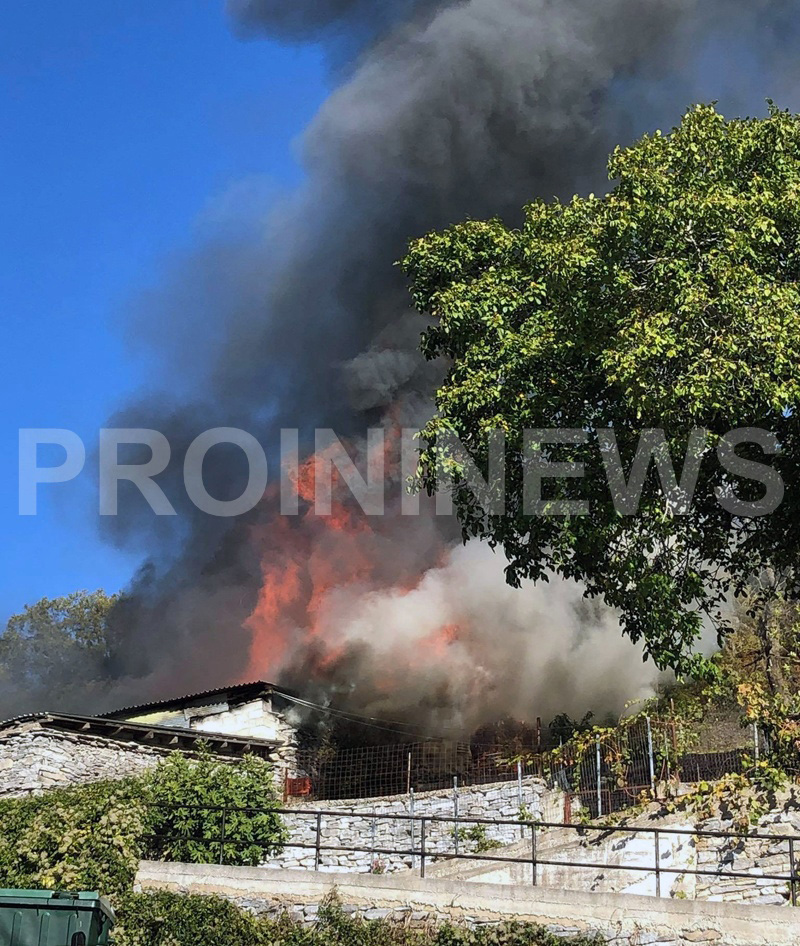  Καίγεται αποθήκη στον Πλαταμώνα (φωτογραφία)