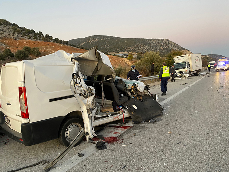  Δύο τραυματίες σε τροχαίο στην Εγνατία – Φορτηγό έπεσε πάνω σε δύο σταματημένα (φωτογραφίες)