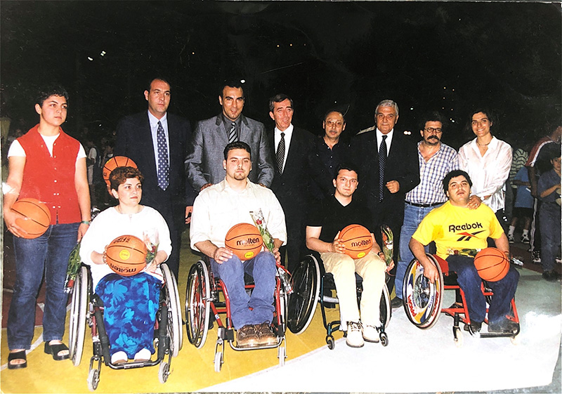  Παγκόσμια Ημέρα Ατόμων με Αναπηρία: Η ιστορική φωτογραφία του Νίκου Γκάλη με την «ΙΡΙΔΑ»