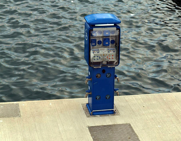  ΟΛΚ: Τοποθέτηση τεσσάρων μηχανήματων παροχής νερού και ρεύματος πλωτών μέσων (pillar) στο λιμάνι της Κεραμωτής