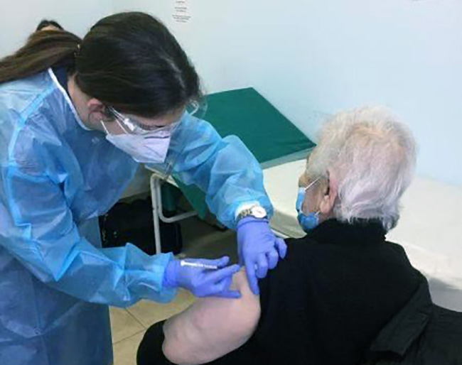  Κ.Υ. Ελευθερούπολης: Ποδαρικό στους εμβολιασμούς με μια 93χρονη γυναίκα (φωτογραφίες)