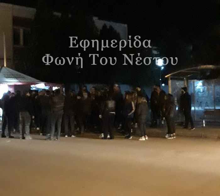  Διαμαρτυρία νεαρών στη Χρυσούπολη για τα μέτρα πρόληψης κορωνοϊού