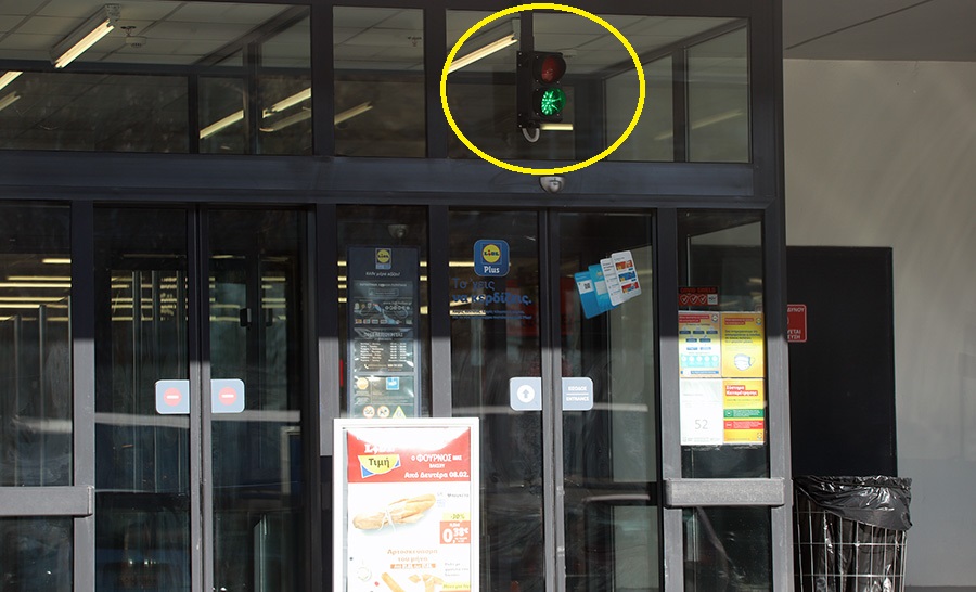  Καβάλα: Φωτεινός σηματοδότης έξω από σούπερ μάρκετ για την εξυπηρέτηση των καταναλωτών!