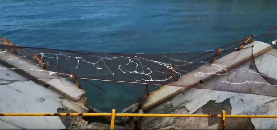  Καβαλιώτης εικαστικός μεταμορφώνει με δίχτυα την πεσμένη γέφυρα (φωτογραφίες-video)